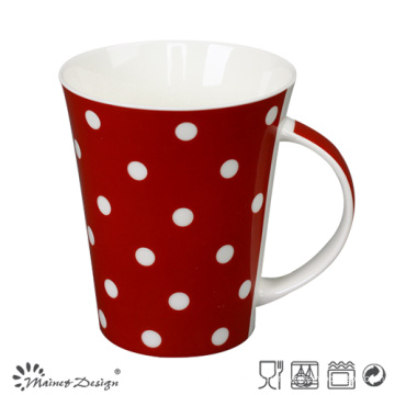 El rojo Backgroud puntea la taza de cerámica